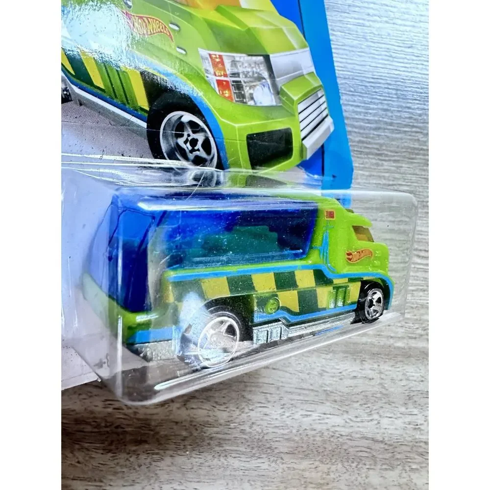 2014 Hot Wheels HW CITY Rapid Response 43/250 Green Car Hotwheels H46